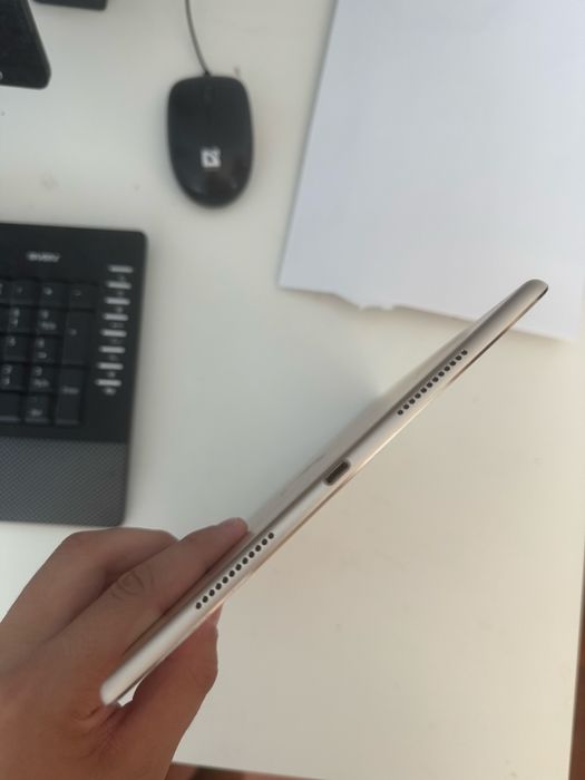 9,7” (model A1673) w kolorze złotym (Gold) — wersja z 128 GB pamięci.