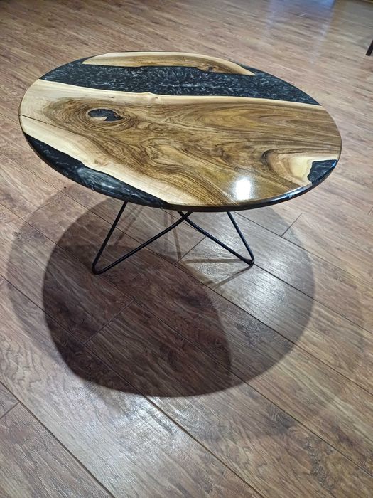 Stolik kawowy okrągły. Orzech z żywicą epoksydową.