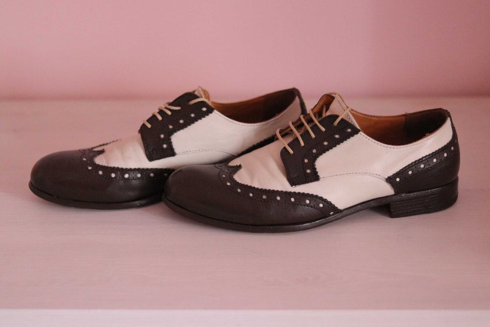 Sapatos de homem brogue da MOMA