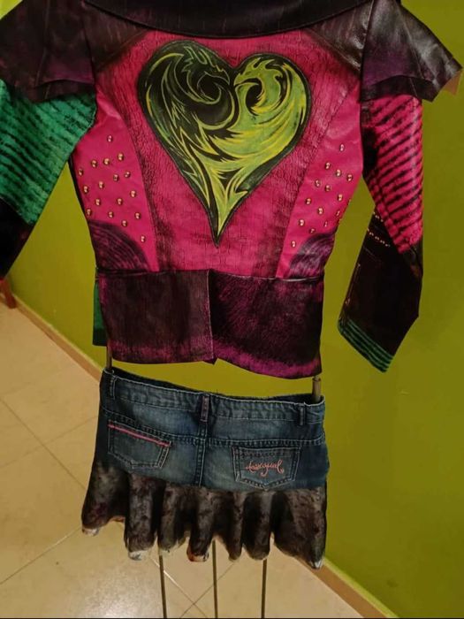 Blusão da Disney  8/10.anos 15 EUROS.Saia da desigual 10/13 anos