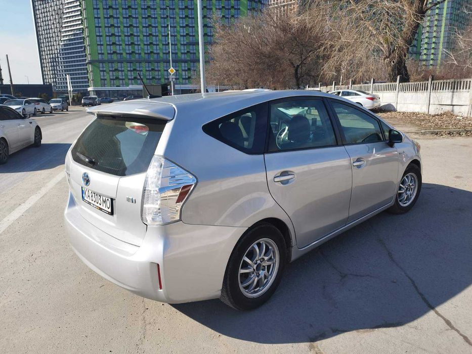 Аренда Toyota Prius V 2014 з викупом