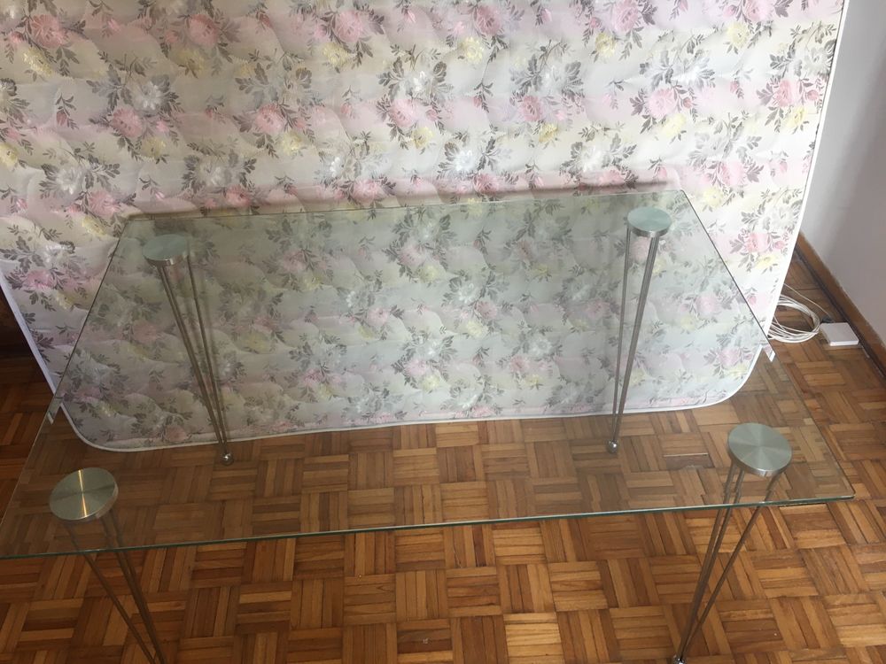 Mesa de sala em vidro.