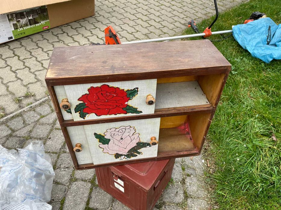 Stara szafka, półka, regał zdobiona