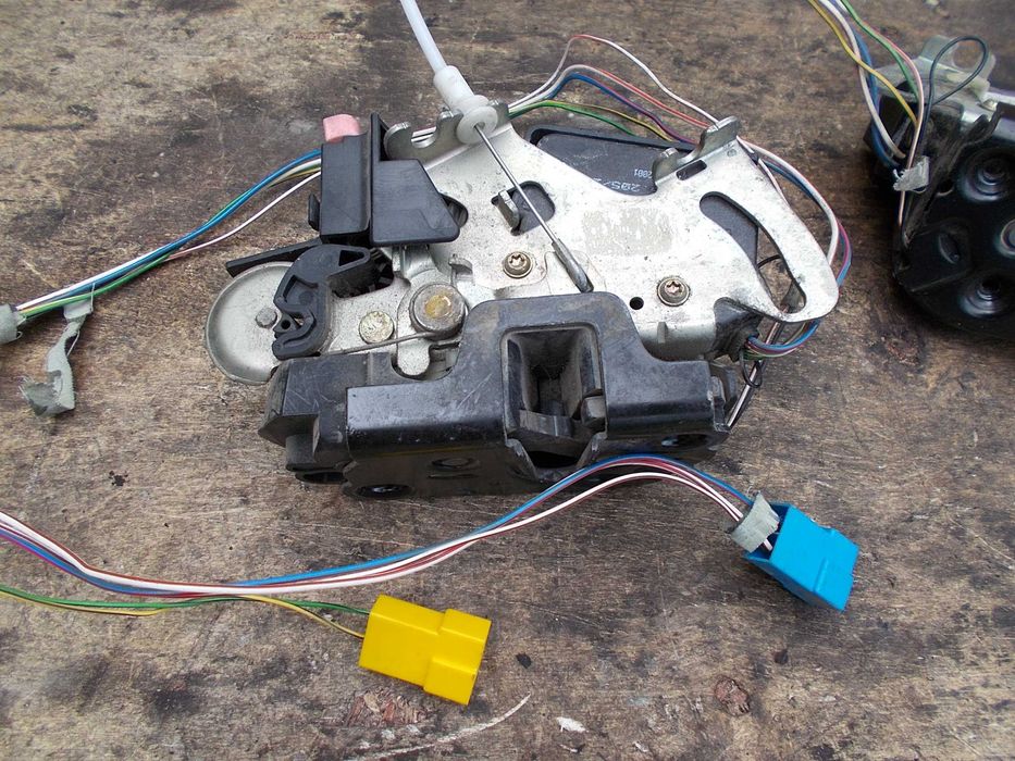 mercedes VANEO 1.7 cdi 01r centralny zamek drzwi tył przód