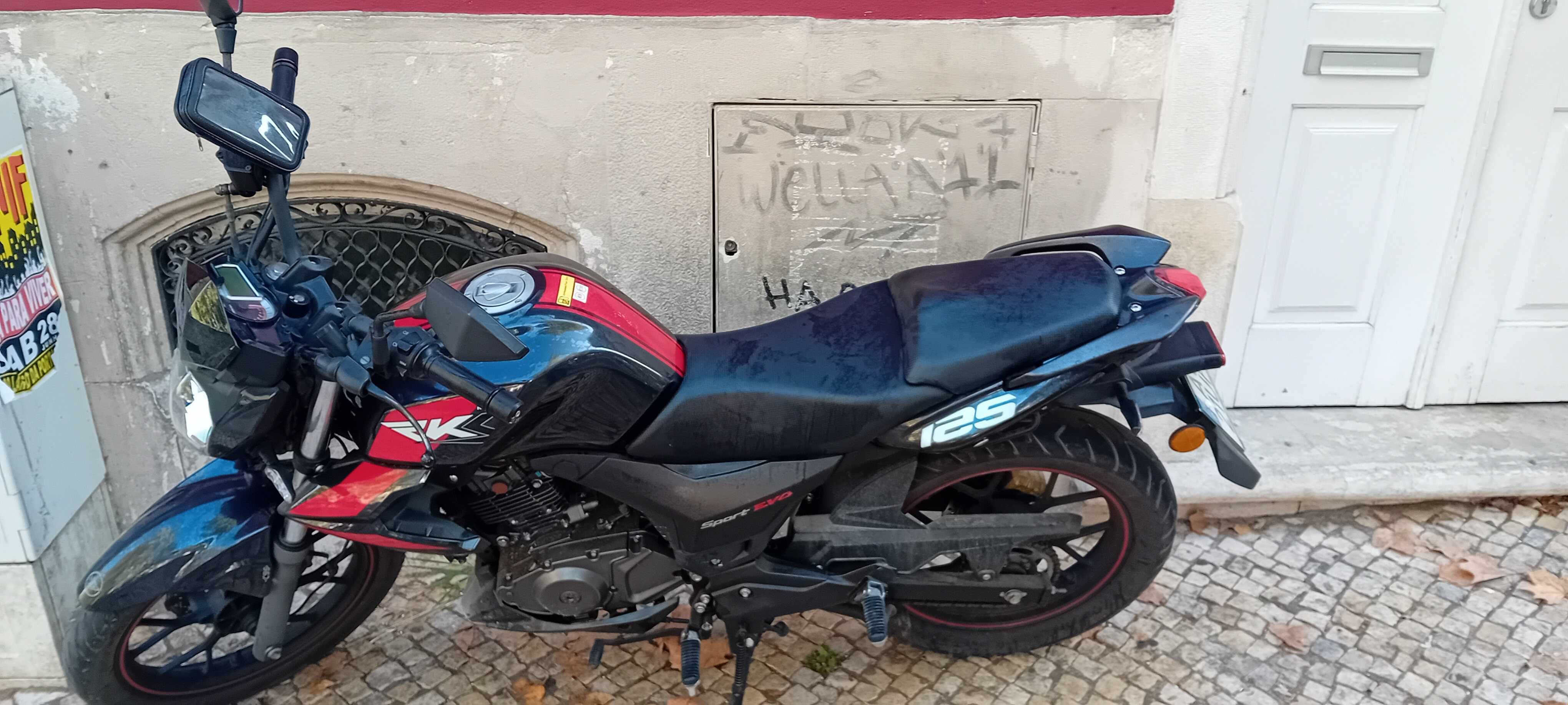 Vendo mota 2022 com baixa quilometragem e transferência grátis