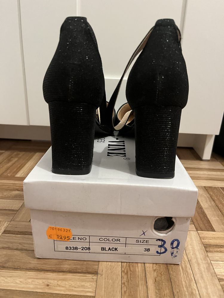 Sapatos de salto alto com brilhantes pretos