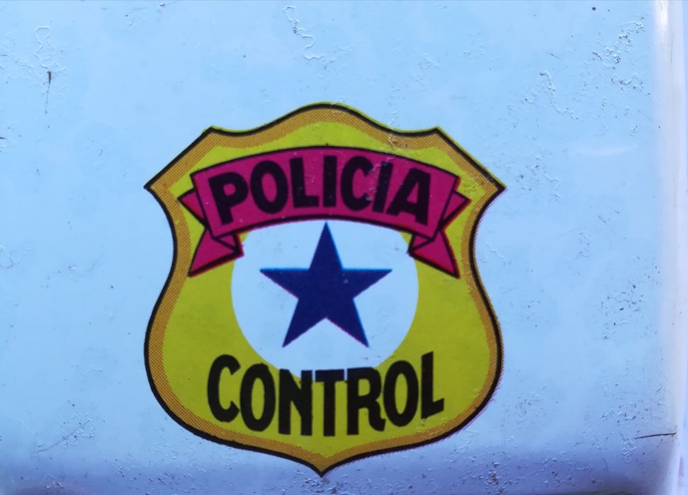 Carro de polícia, em metal / folha