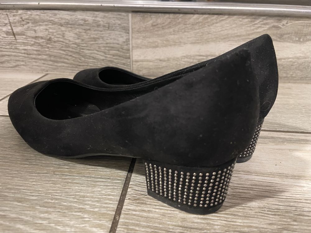Czarne eleganckie buty na obcasie