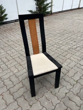 Cadeiras de madeira pretas ou brancas