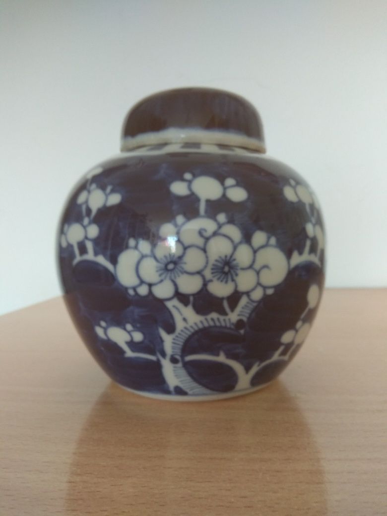 Chiny. Pojemnik imbirowy z pokrywką. Prunus.