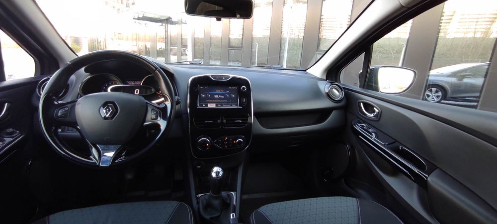 Renault Clio benzyna LED tablet keyless tempomat FAKTURA
