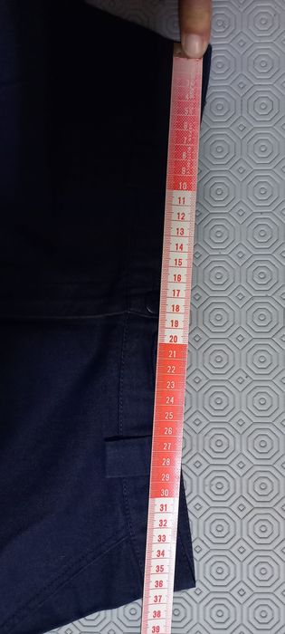 2 Calças, 1 azul escuro de Ricardo Santiago e 1 estampada