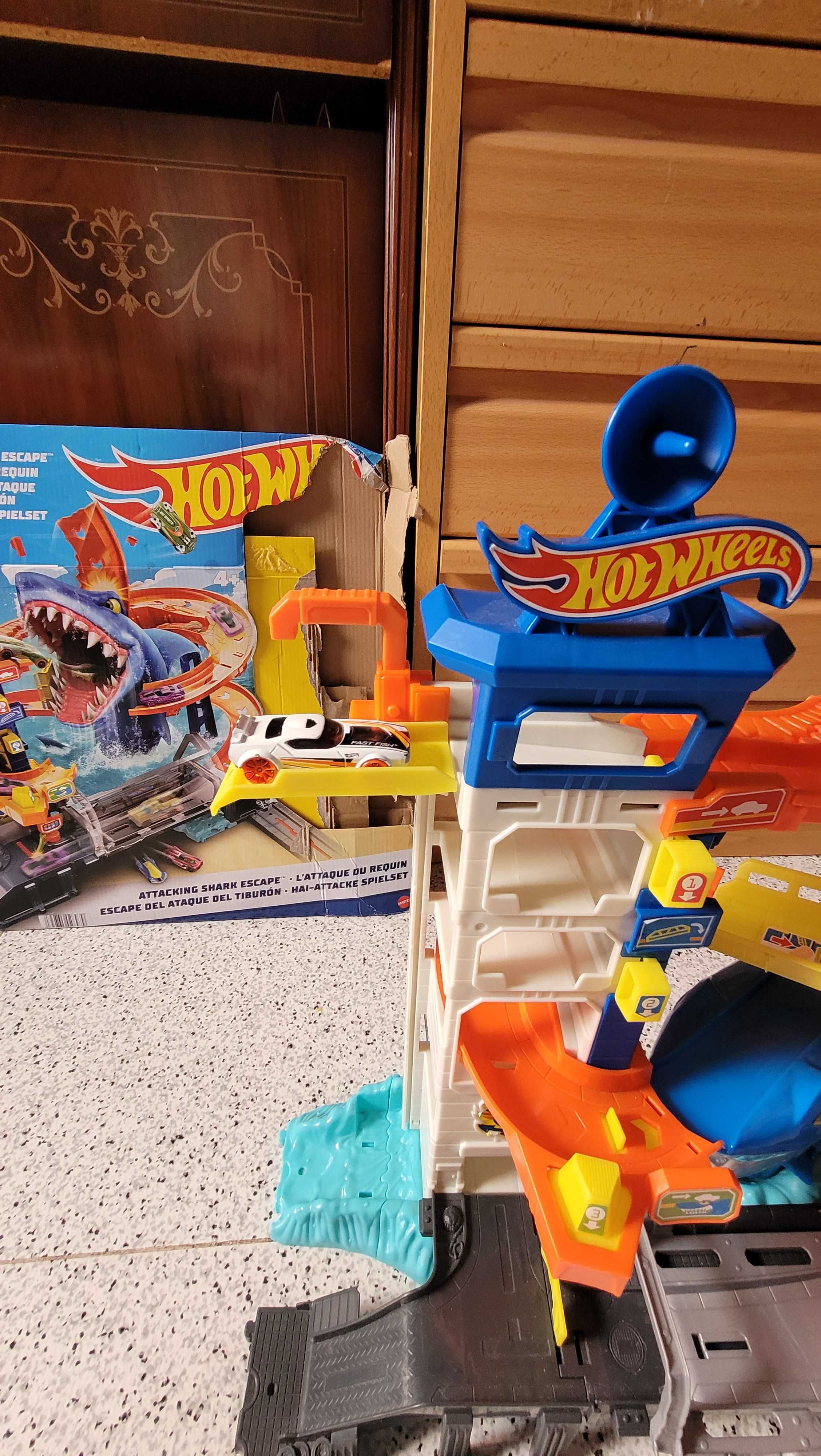 Игровой набор Hot Wheels City Побег от злой акулы