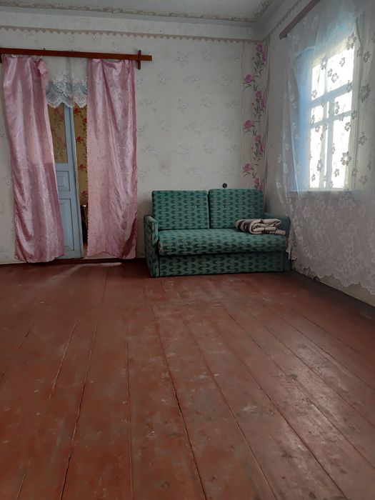 Продам будинок в центрі села Русанів.