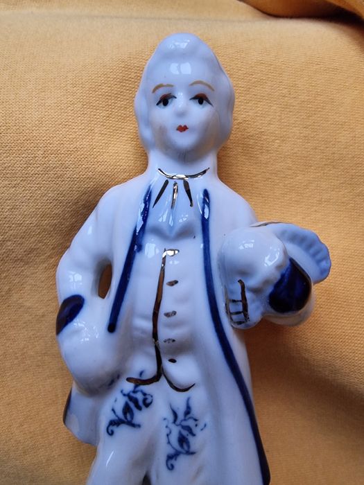 Парочка порцелянових фігур