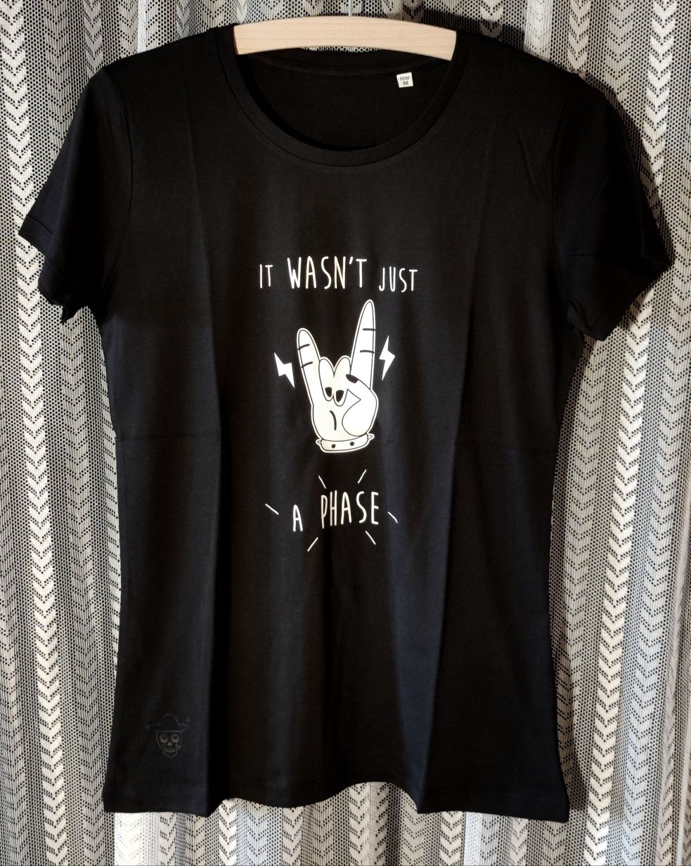 T-shirts "Não Era Apenas Uma Fase" pretas mulher
