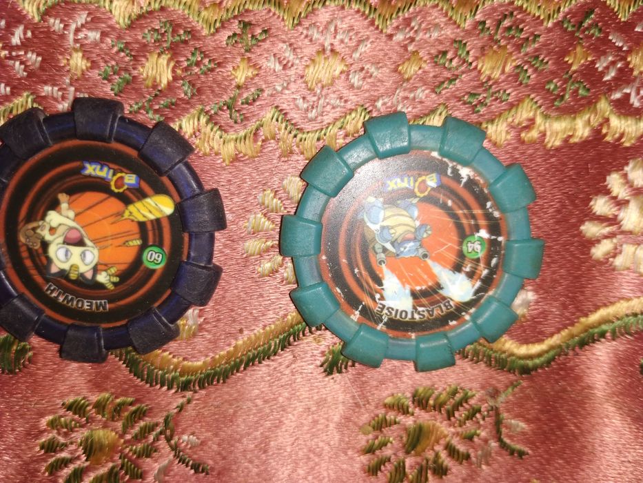 Vários tazos Pokémon Yu-Gi-Oh etc