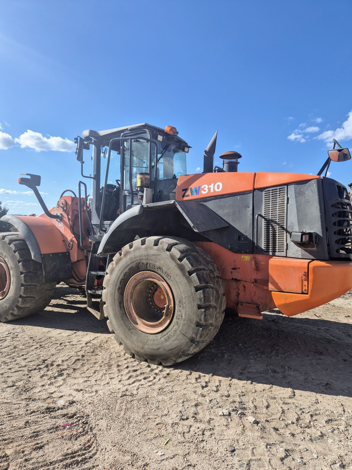 Ładowarka Hitachi zw310 z 2013r zamiana