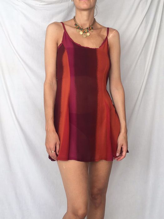 Vestido curto com degradê em tons rosa e vermelho