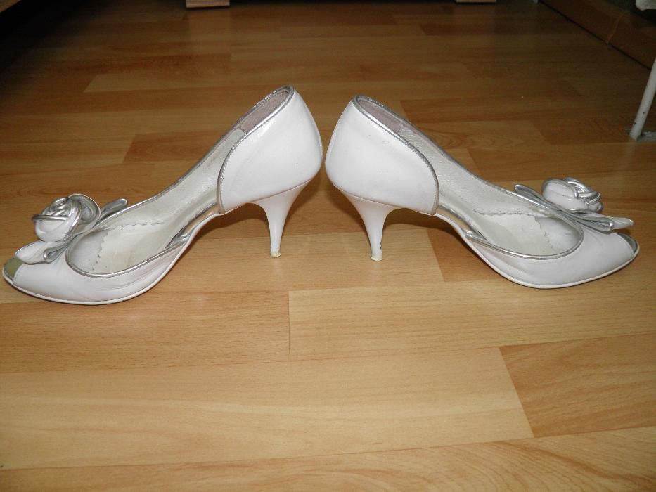 Białe buty ślubne z różyczką, skórzane