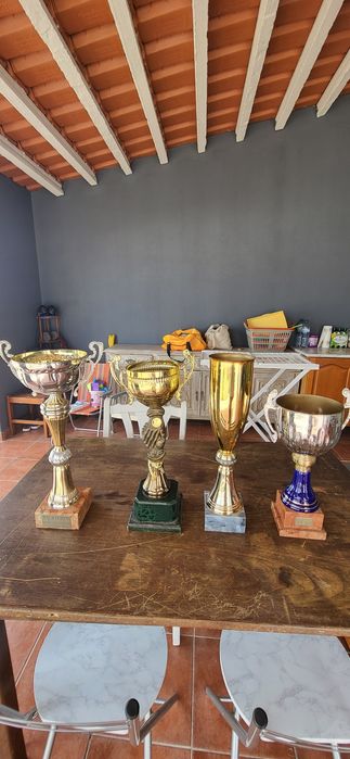Tacas antigas, com base em pedra de mármore.
