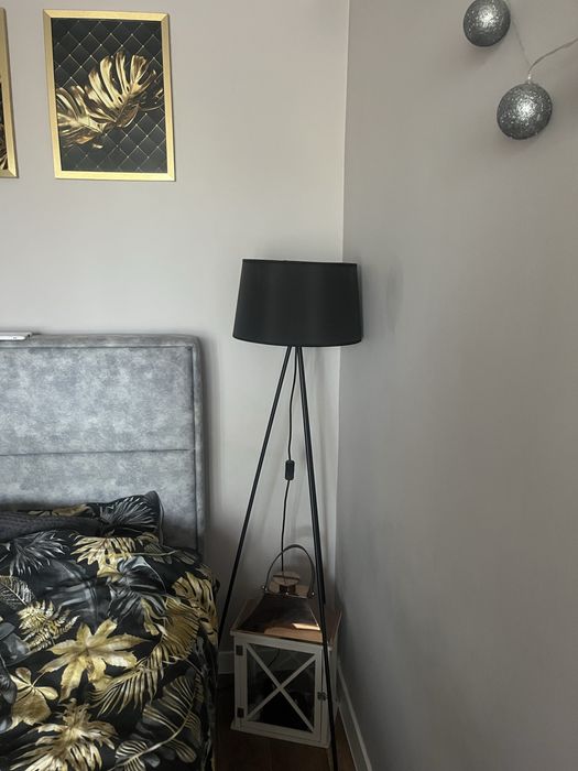 Lampa podlogowa czarna na trójnogu