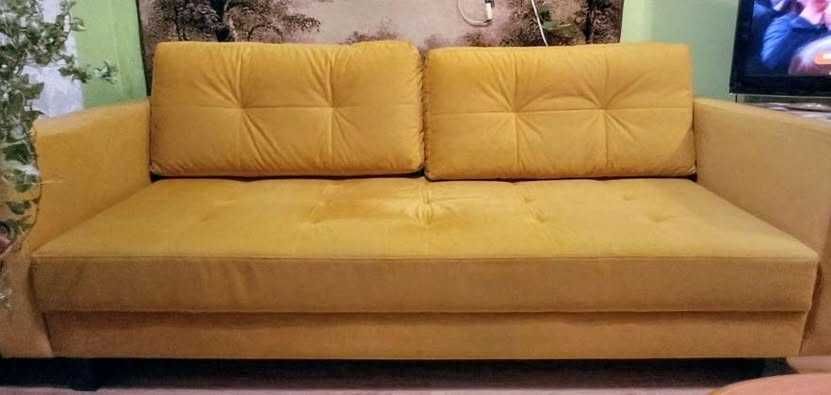 Stylowa sofa musztardowa z funkcją spania i pojemnikiem na pościel