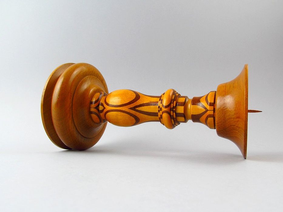 perełka designu toczony drewniany świecznik 1970