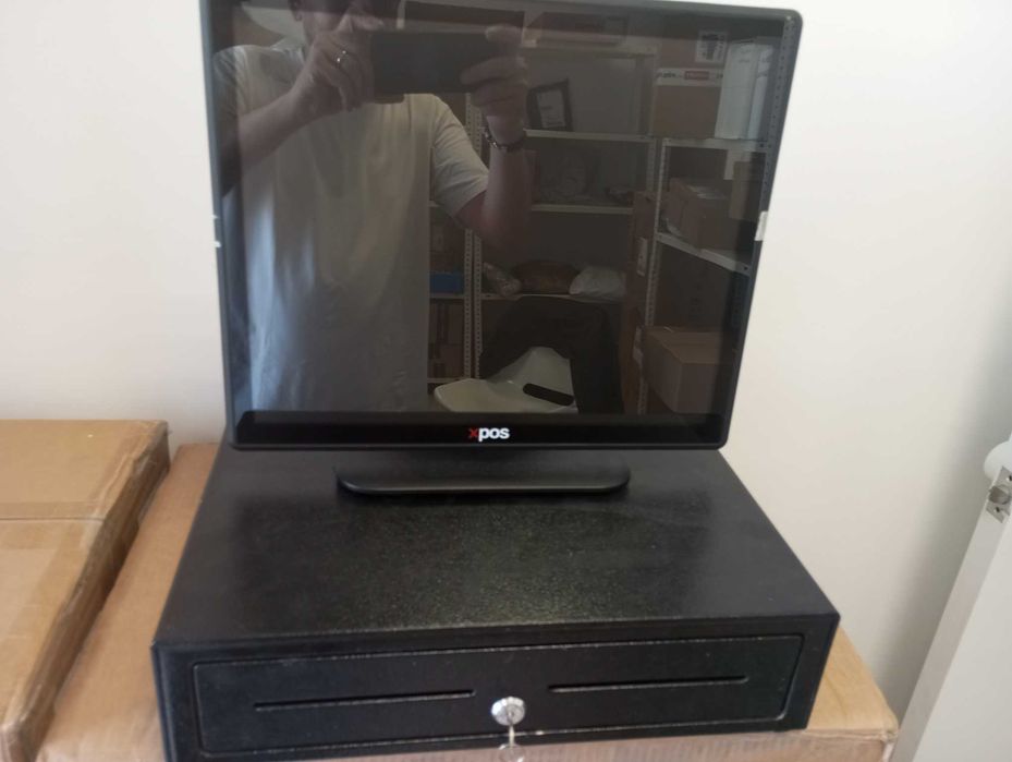 Monitor computador com computador e caixa mais terminal