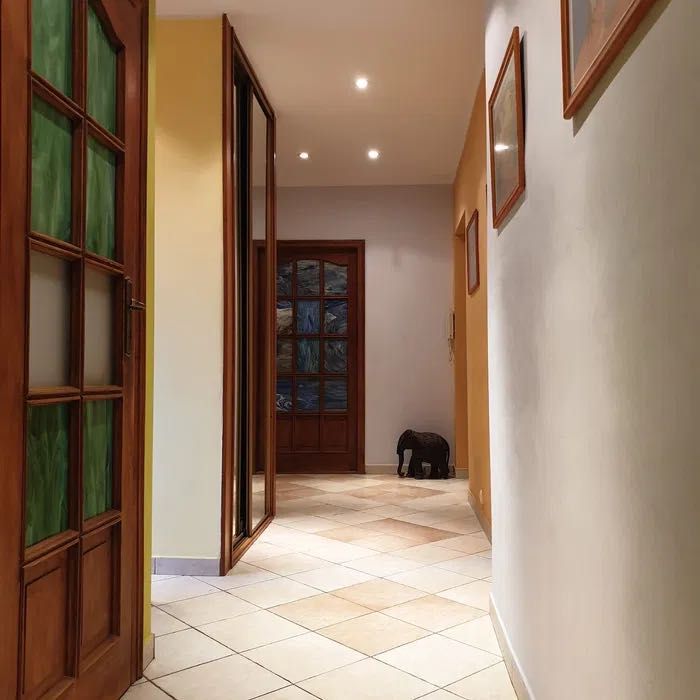 Duży pokój w trzypokojowym mieszkaniu