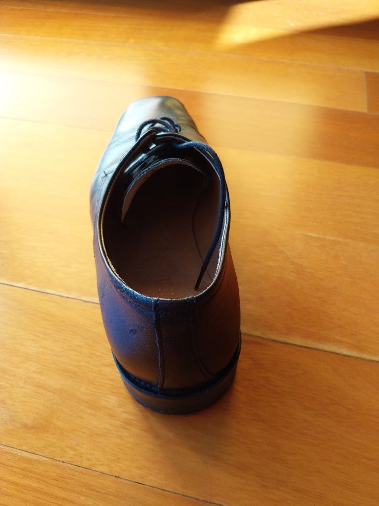 Sapatos de pele traje académico