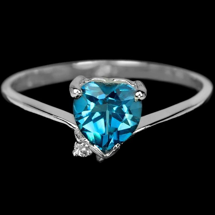 Серебряное кольцо с натуральным лондон блю. Размер 16.75