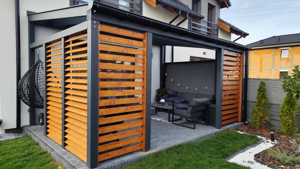 Zadaszenie tarasu drewniane, poliwęglan lity grafit, ruchome deseczki
