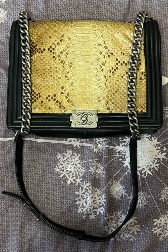 Сумка Chanel з натуральної шкіри та шкіри питону .