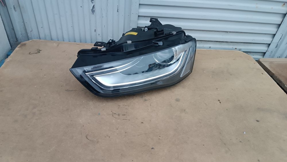 Vendo farol esquerdo de Audi A4 B8 xenon ano 2015