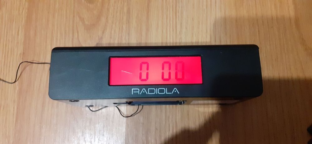 Radio budzik na baterie.