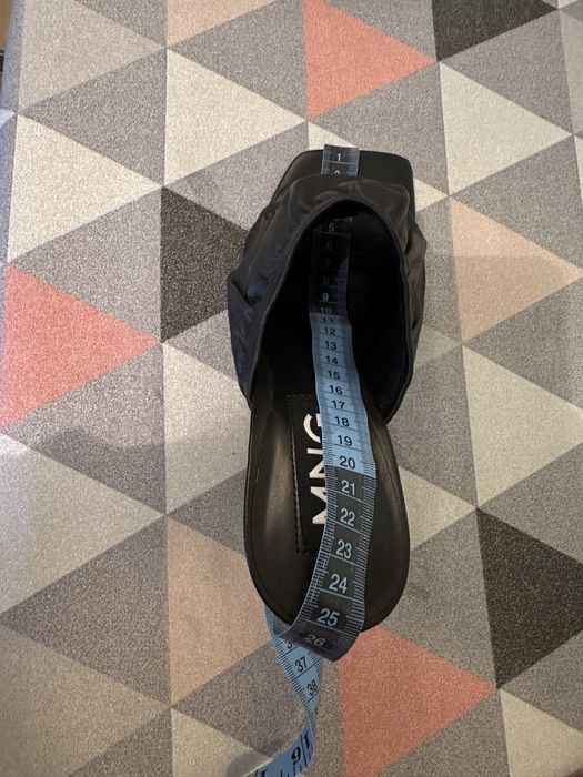 Нові шкіряні шльопанці Mango