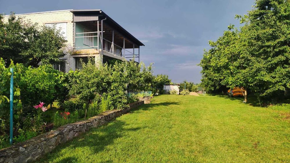 Продаж будинку в мальовничому місці біля водойми з гарним краєвидом