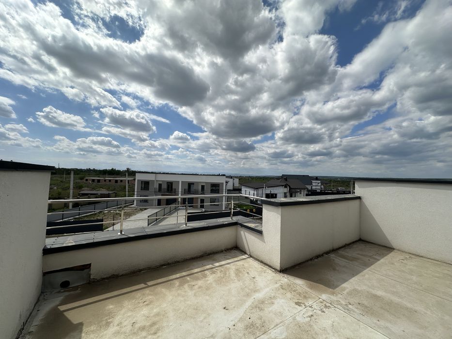 Таунхаус 140м2 з великим балконом і двома терасами на даху Крихівці