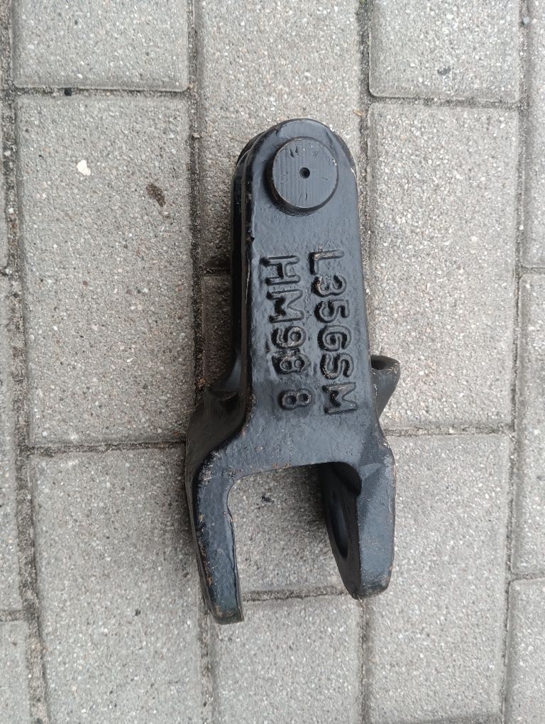 Ucho przyczepy przykręcane masywne hak MF t 25