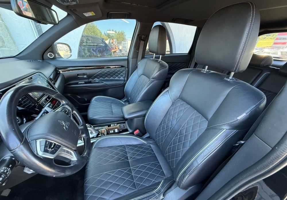 Mitsubishi Outlander Plug-in Hybid mały przebieg full Instyle + 224KM City Style