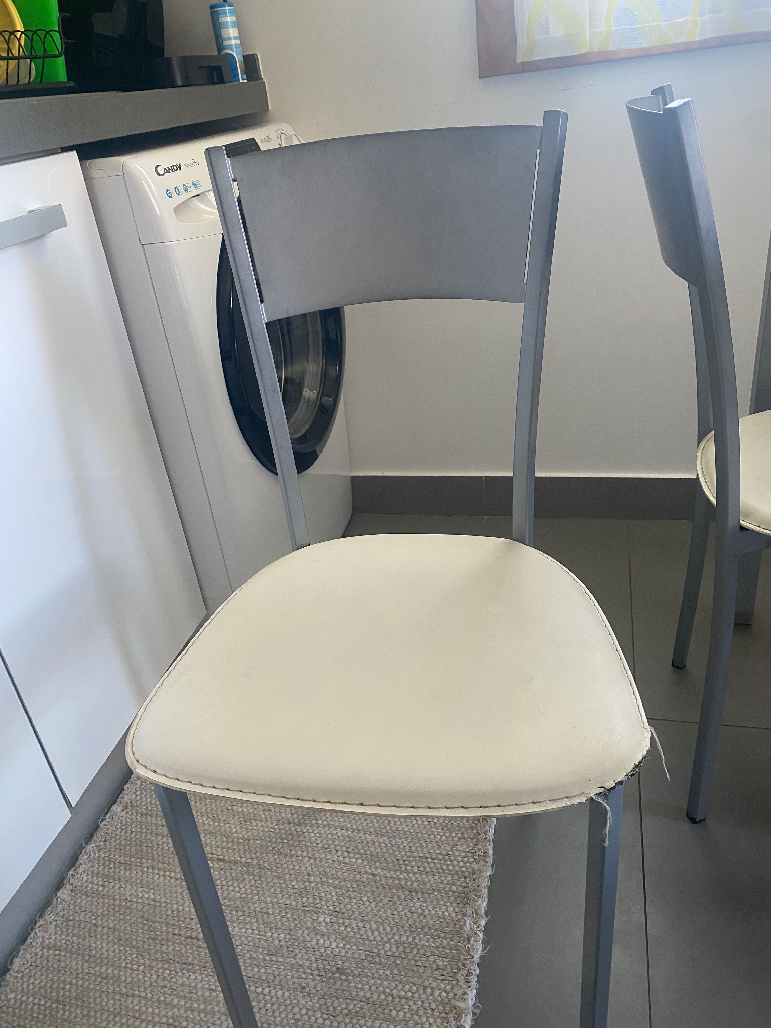Mesa com tampo em vidro e 4 cadeiras