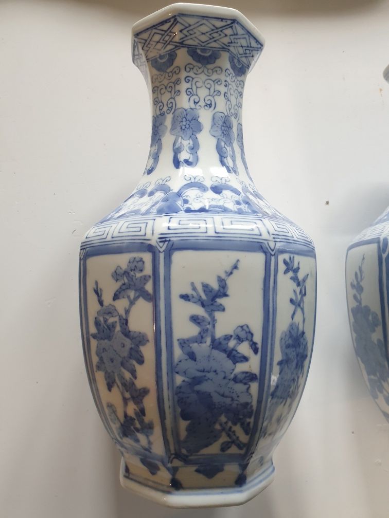Par de grandes  jarras asiáticas em cerâmica pintadas à mão