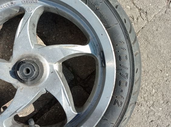 Opona z felgą do skutera