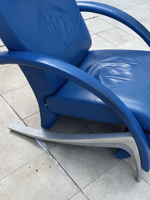 Cadeirão Rolf Benz – Design Alemão em Pele Azul