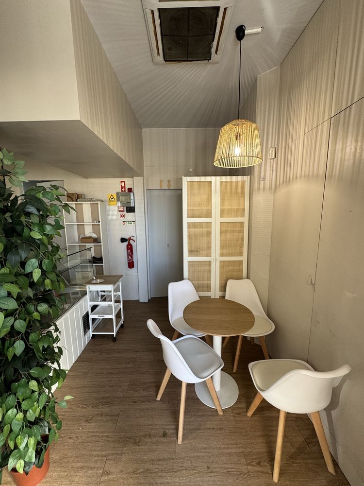 Espaço comercial equipado - café, restaurante, snack bar- Monte Abraão