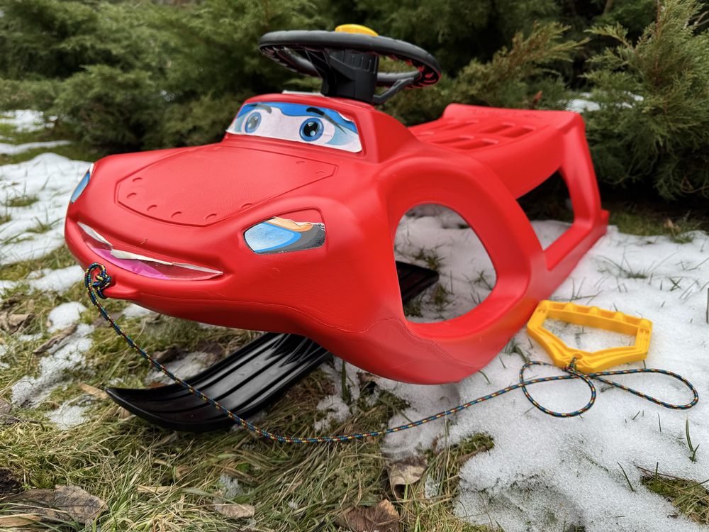 Sanki plastikowe z kierownicą i klaksonem