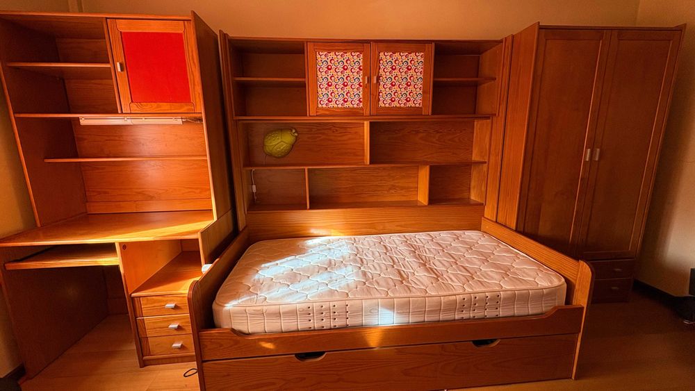 Mobília de estúdio completo, cama, secretária e roupeiro