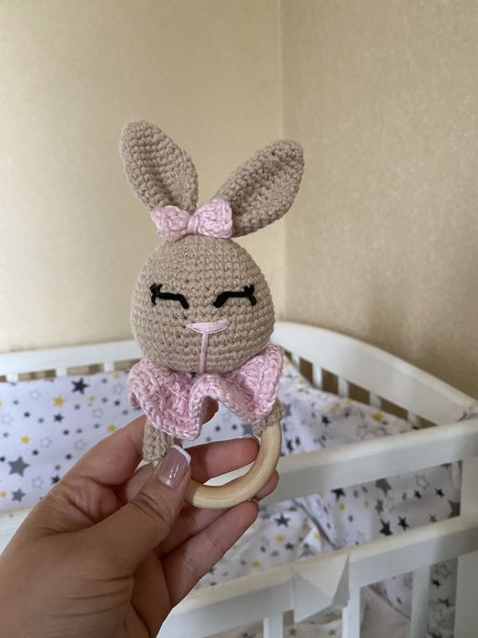 Брязкальце вʼязане зайчик