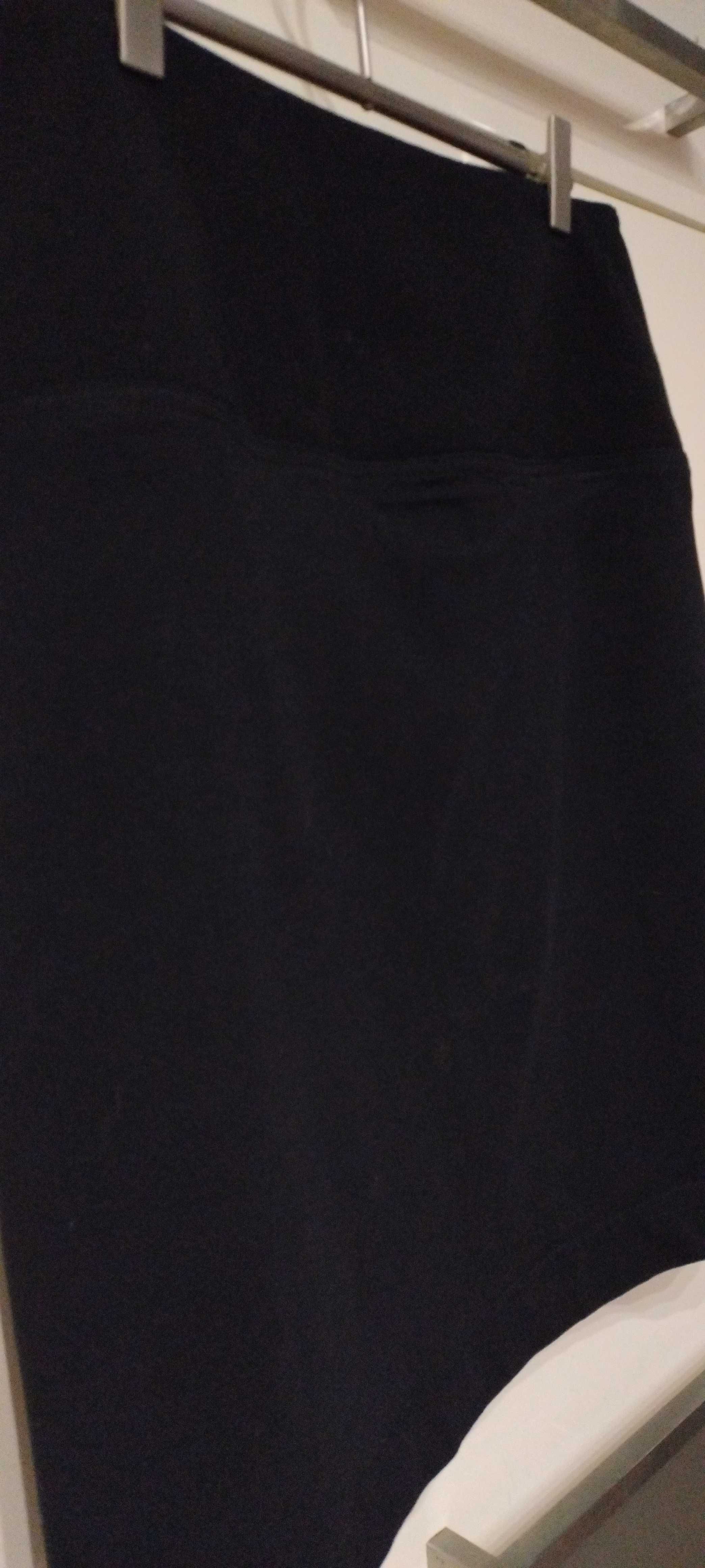 Spódnica  prosta w kolorze czarnym.